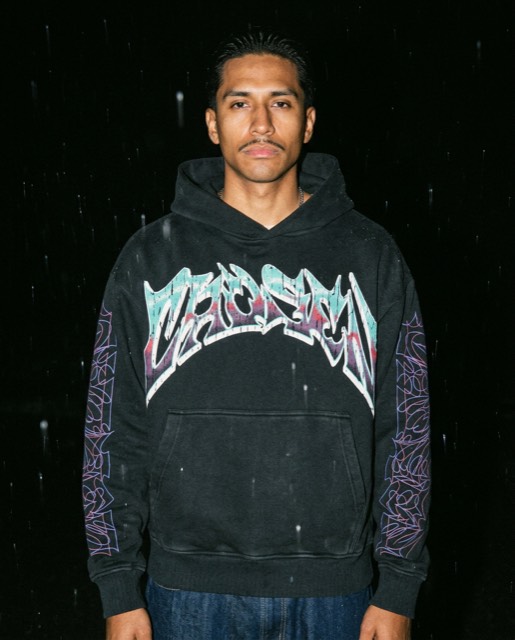 Retrato con la sudadera bajo la lluvia