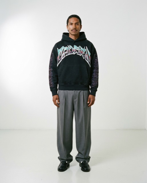 Modelo con la sudadera sobre un fondo blanco