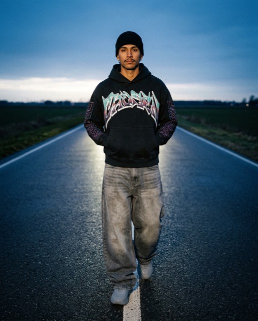 Modelo con la sudadera en una carretera