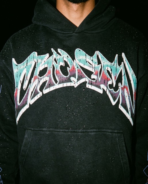 Detalle del estampado de la sudadera bajo la lluvia