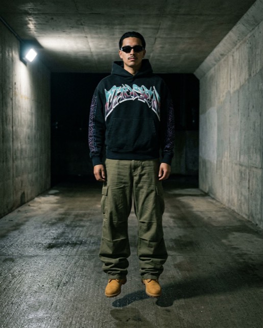 Modelo con la sudadera en un túnel
