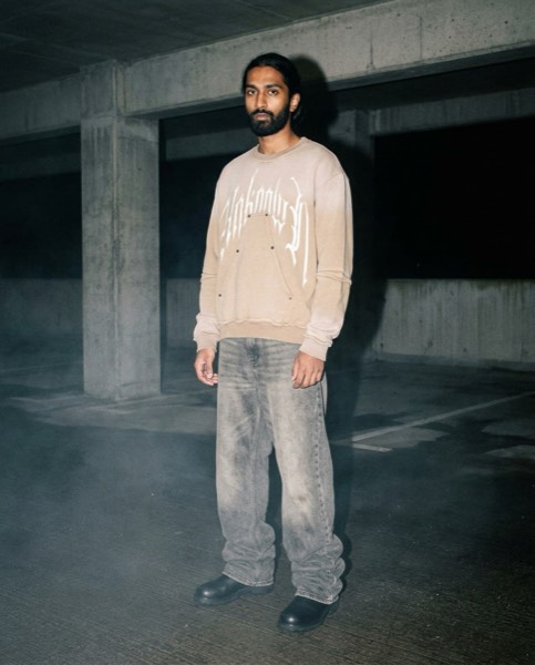 Portada del carrusel 2 de Disclosure: un modelo con sudadera clara en un aparcamiento
