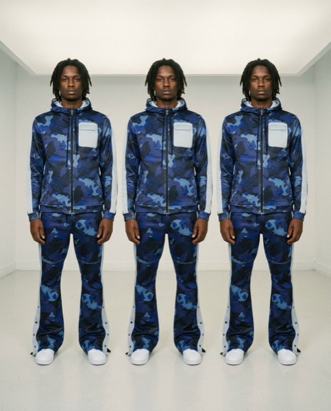 Portada del carrusel 3 de Disclosure: tres modelos iguales con un chándal de camuflaje azul