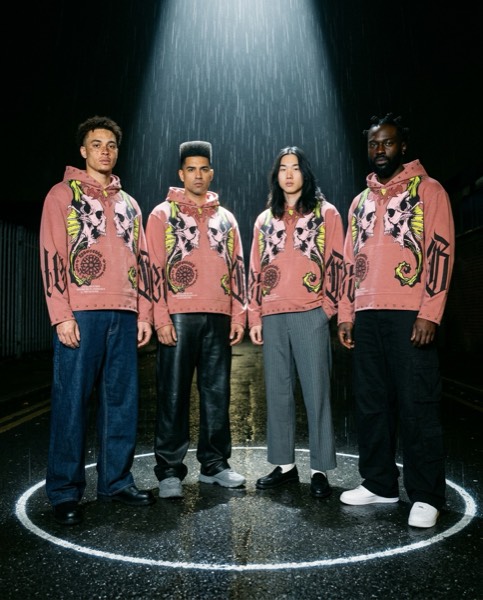 Portada del carrusel 4 de Disclosure: cuatro modelos con sudadera rosa bajo la lluvia