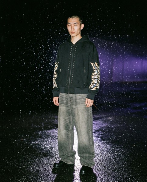 Portada del carrusel 6 de Disclosure: un modelo con sudadera de cremallera bajo la lluvia