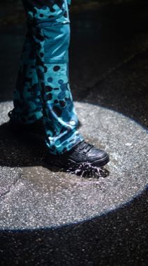 Fotograma: el bajo del pantalón pisa un charco