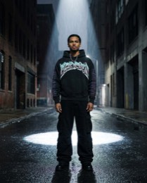Pieza real de un carrusel: modelo con la sudadera en un callejón