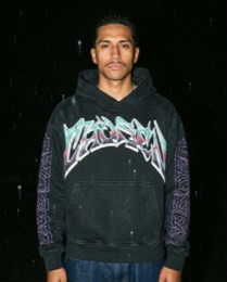 Pieza real de un carrusel: retrato con la sudadera bajo la lluvia