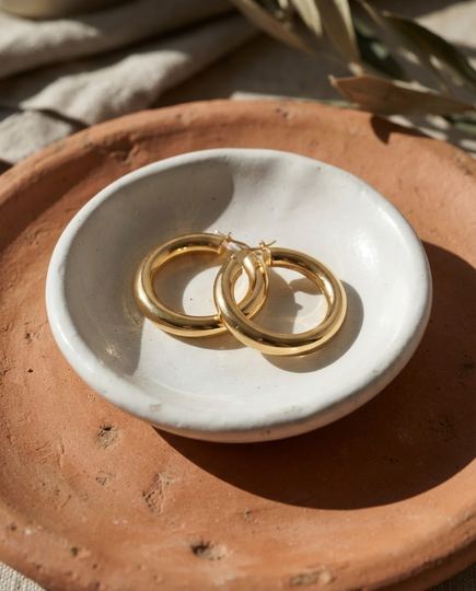 Pieza 5: los aros en un platillo de cerámica