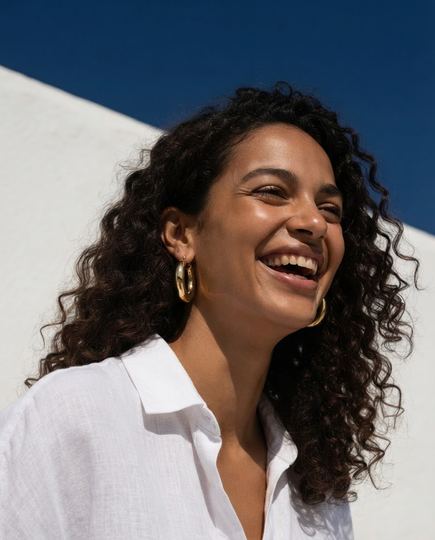 Pieza 6: mujer riendo con los aros puestos